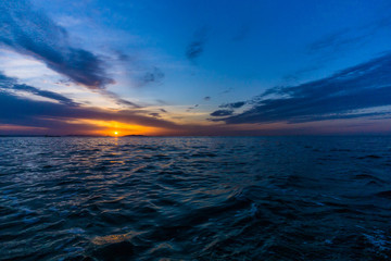 波の向こう海の向こうの街の日の出DSC1680