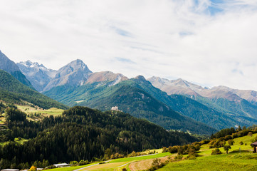Fototapeta premium Scuol, Tarasp, Unterengadin, Engadin, Bergdorf, Schloss, Fontana, Vulpera, Wanderweg, Bergbauer, Alpen, Graubünden, Sommer, Schweiz