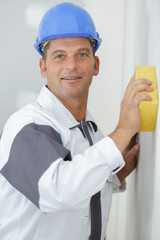 polishing plastered walls with sponge