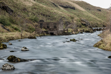 Verfallenes Haus am Fluss Varmá in Hveragerði