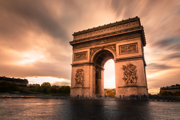 Fototapeta na wymiar World famous Arc de Triomphe at the city center of Paris, France.