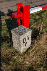 Grenzstein und Grenzschranke zwischen Dänemark und Deutschland
