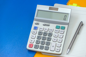 カラフルな背景の電卓とノート