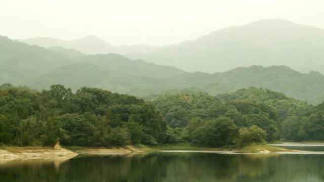 雨　深い霧のかかる山と池に映り込む山のシルエット08 パン
