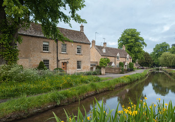 Fototapeta na wymiar LOWER SLAUGHTER, COTSWOLDS, GLOUCESTERSHIRE, ENGLAND - MAY, 27 2018: Typical Cotswold cottages on the River Eye, Lower Slaughter, Gloucestershire, Cotswolds, England, UK