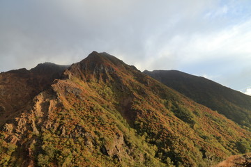 秋の紅葉の那須岳  峠の茶屋から峰の茶屋跡の展望 ( Beautiful autumnscape at Mt.Nasu, Tochigi, Japan )