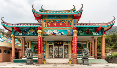 Obraz premium Bang Phra, Thailand - March 16, 2019: Chao Pho Khao Chalak Chinese Cemetery. Closeup of Reunion hall and shrine for mourning families in elaborate architecture and colorful decorations.