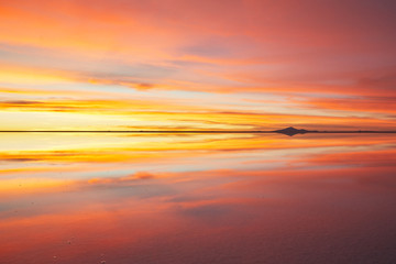 Fototapeta na wymiar Scenic magic orange and pink sunset in bolivian salar Uyuni