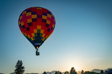 Obraz premium Colorful hot air balloon over Grants Pass Oregon on a beautiful summer morning