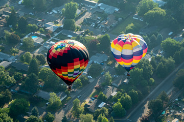 Fototapeta premium Colorful hot air balloons over Grants Pass Oregon on a beautiful summer morning