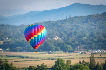 Fototapeta premium Colorful hot air balloon over Grants Pass Oregon on a beautiful summer morning