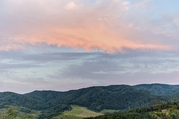 Naklejka premium krajobraz z górami i chmurami