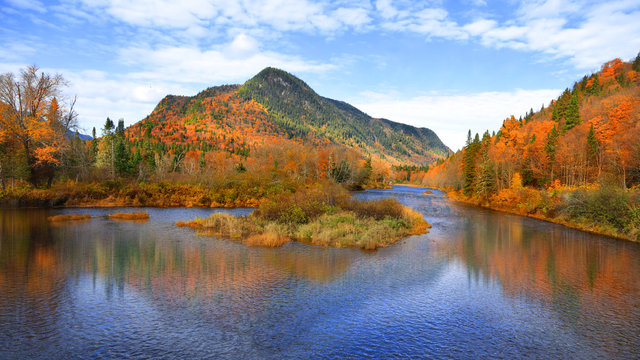 Autumn landscape in Parc de la national Jacques Cartier