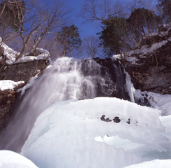 冬の小野川不動滝（裏磐梯　日本）の雪の造形美