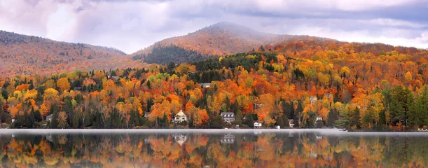 Papier Peint photo Lavable Canada Vue panoramique du village de Mont Tremblant en automne