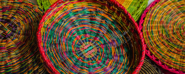 Detalles de cestas tradicionales elaboradas en esparto por artesanos de Boyacá Colombia  muchos colores