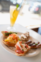 Tapeo Español Brusquetas Tortilla Esparragos Salchichas Enfoque Jamon Crudo Sardina