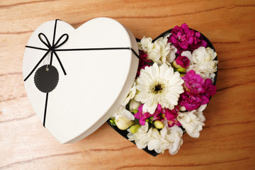 Fototapeta premium Caja Corazon con Fresias y gerberas Decoracion, regalo, amor