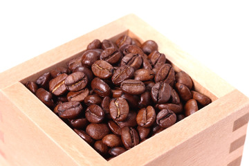 枡に入ったコーヒー豆