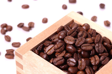 枡に入ったコーヒー豆