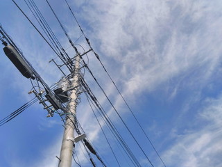 秋空と電柱