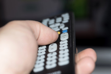 Ein Mann mit einer Fernbedienung für ein Fernseher