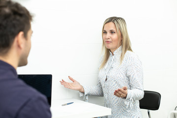 Obraz premium Handsom man talking with blond woman in dentist cabinet