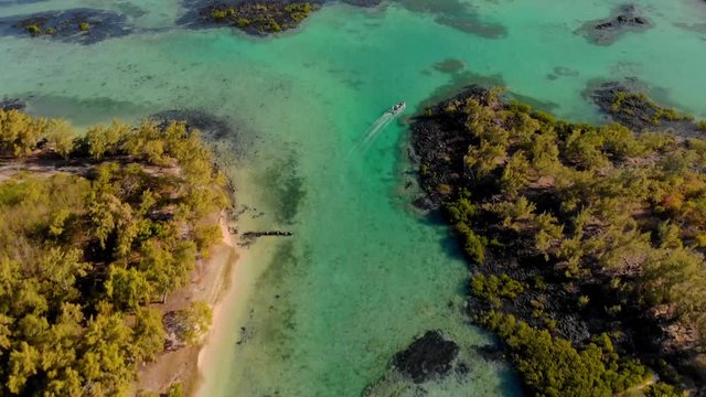 Ile Aux Bernache on a sunny day in 4K
