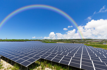 太陽光パネルと雨上がりの虹