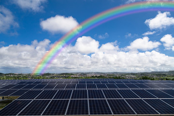 太陽光パネルと雨上がりの虹