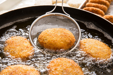 家庭料理のコロッケ調理風景