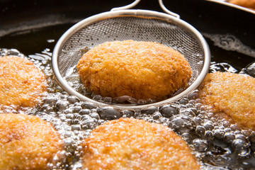 家庭料理のコロッケ調理風景