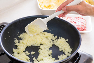 玉ねぎを炒める調理シーン