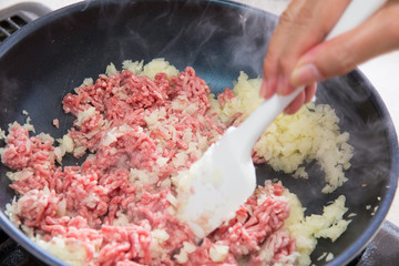 調理シーン　ひき肉と玉ねぎを炒める