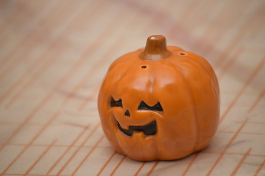 salero de calabaza en mesa