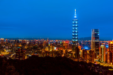 Obraz premium May 4, 2019 :Skyline of Taipei cityscape Taipei 101 building of Taipei financial city ,Taiwan