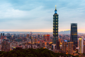 Fototapeta premium 4 maja 2019: Skyline of Taipei Pejzaż Tajpej 101 budynek finansowego miasta Tajpej, Tajwan