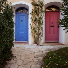 Une porte rouge et une porte bleue. Des portes de couleurs différentes à Port Grimaud