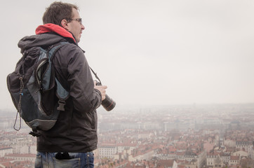 Un photographe regardant une ville. Un photographe regardant le panorama de la ville de Lyon. Un...