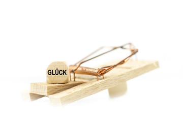 Mausefalle und Würfel mit weißem Hintergrund - Glück