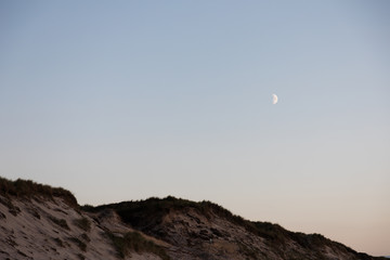 Halbmond über Sanddüne