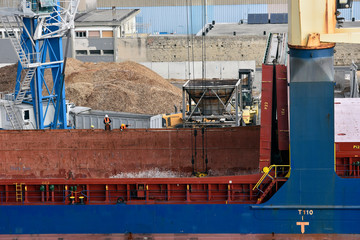 Operai al lavoro sulla nave