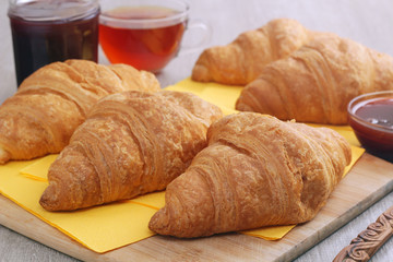 Croissants with marmalade and tea	
