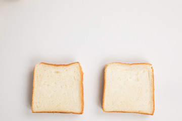 白背景に食パンが二つ並んでいる　plain bread