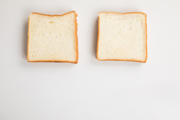 白背景に食パンが二つ並んでいる　plain bread