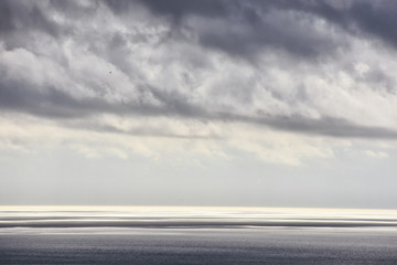amanecer de tonos neutros en el mar