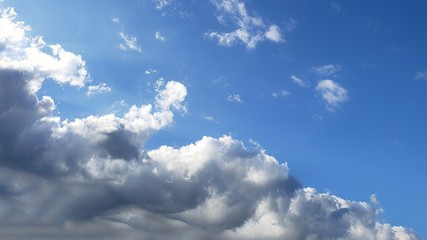 青空と不気味な雲