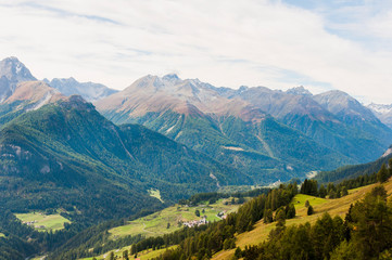 Fototapeta premium Scuol, Tarasp, Unterengadin, Engadin, Bergdorf, Schloss, Fontana, Vulpera, Wanderweg, Alpen, Graubünden, Sommer, Schweiz