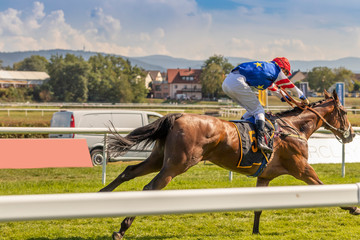 jockey Galoppiert auf der Rennbahn zum Sieg