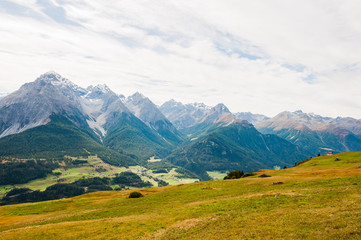 Scuol, Tarasp, Unterengadin, Engadin, Bergdorf, Schloss, Fontana, Vulpera, Wanderweg, Inntal,  Alpen, Graubünden, Sommer, Schweiz